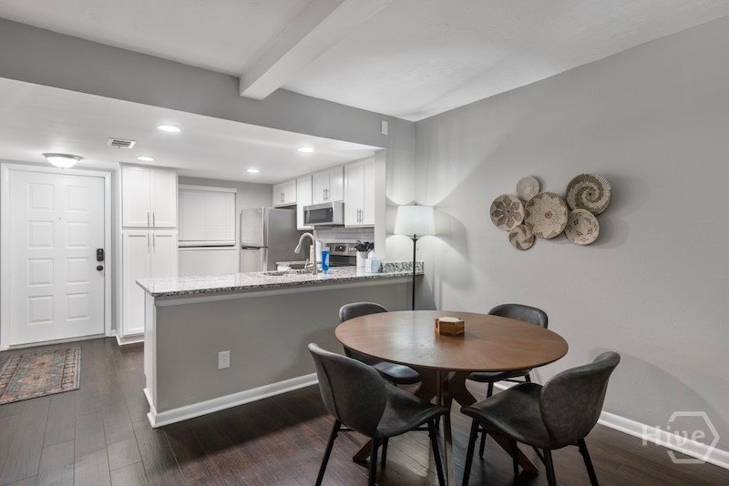 Come discover the convenience of living at Windsor Crossing! - photo 5