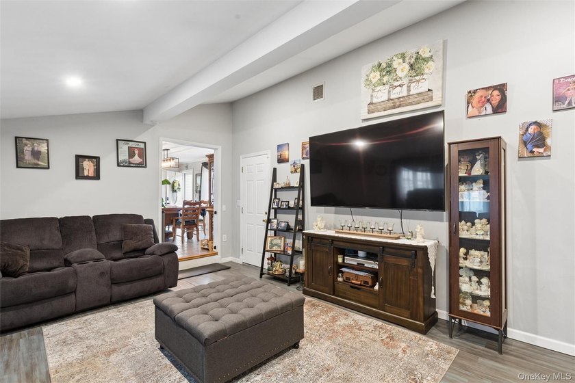 Welcome to this beautifully maintained 3 bedroom, 2 bathroom - photo 11