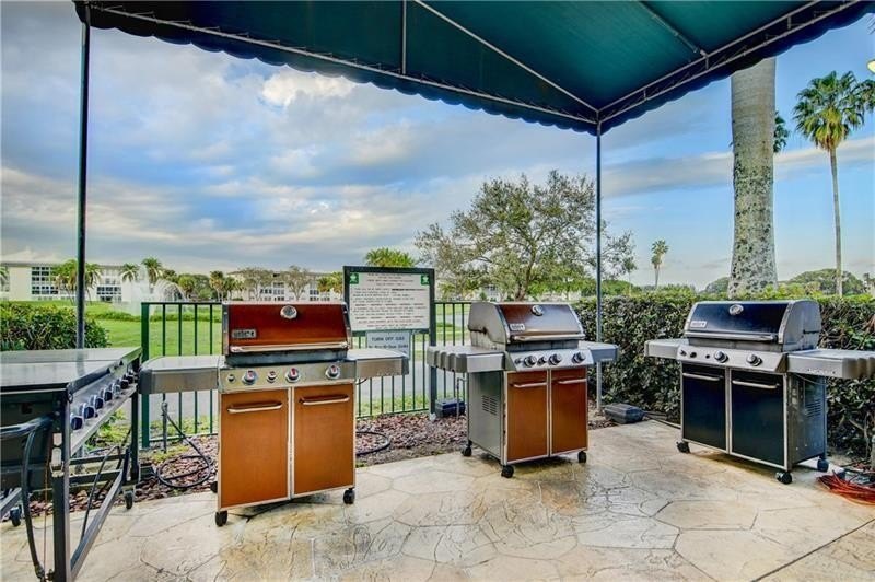BEAUTIFUL JUST PAINTED WASHER &amp; DRYER 2/2 CONDO IN THE VIBRANT &amp; - photo 2