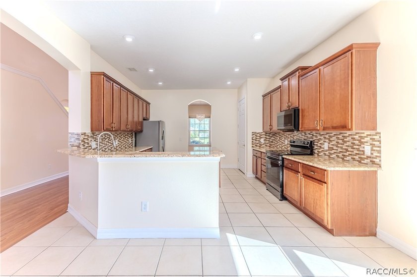 MOVE In Ready! Immaculate 4-Bedroom 3-Car Garage Home on Corner - photo 19