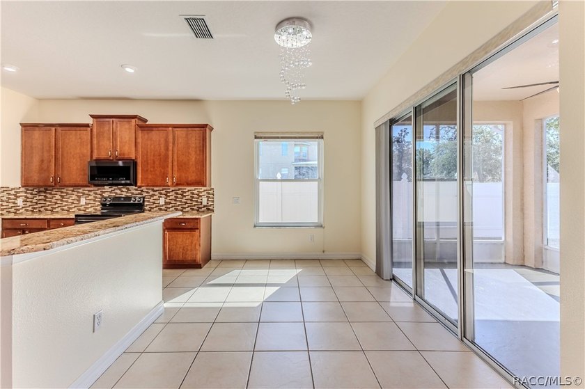 MOVE In Ready! Immaculate 4-Bedroom 3-Car Garage Home on Corner - photo 20