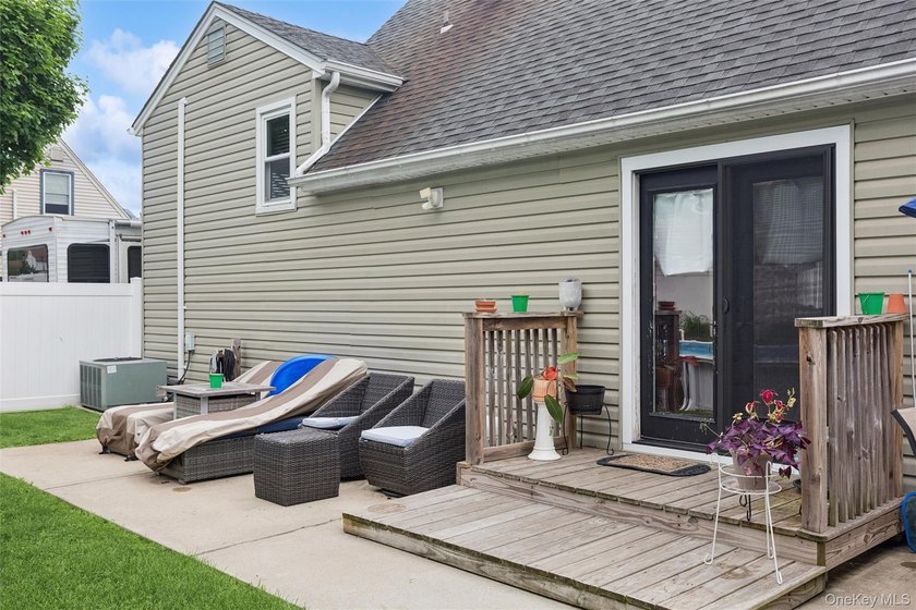 Welcome to this beautifully maintained 3 bedroom, 2 bathroom - photo 24