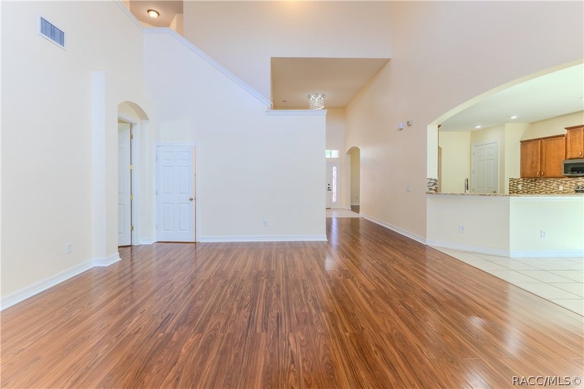 MOVE In Ready! Immaculate 4-Bedroom 3-Car Garage Home on Corner - photo 27
