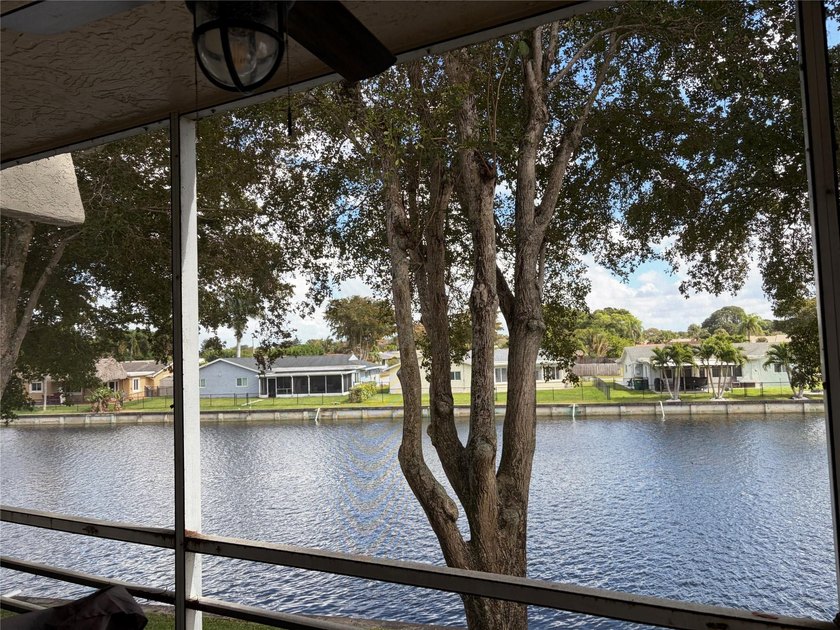 Well maintained 2B/2B condo with brand new roof just installed - photo 31