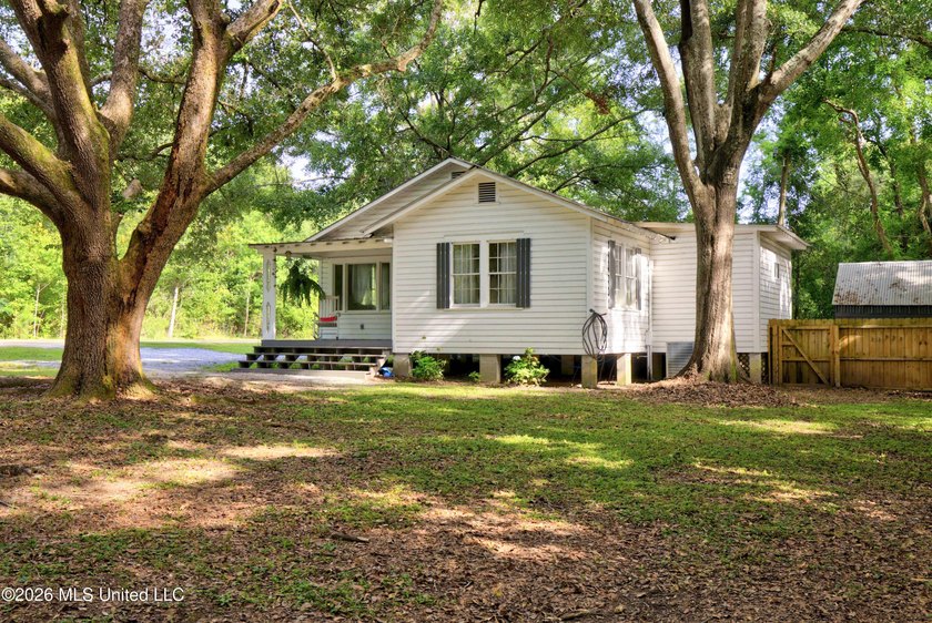 Fall in love with the rustic cottage charm and cozy feel of this - photo 3