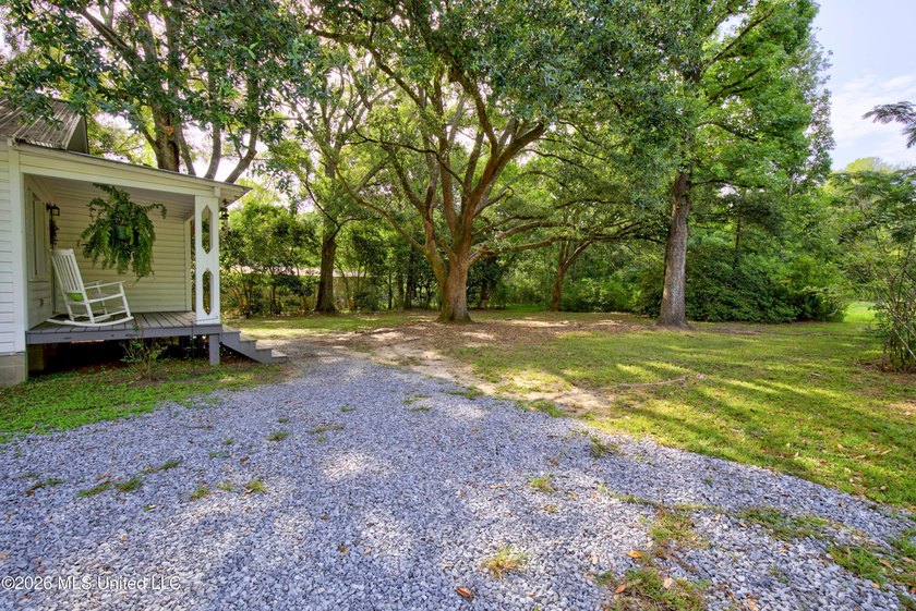 Fall in love with the rustic cottage charm and cozy feel of this - photo 5