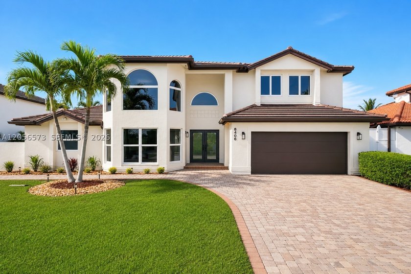 Welcome to this beautifully maintained 5-bedroom, 4-bath - photo 3