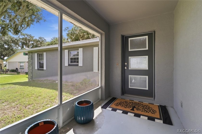 Wake up to breathtaking sunrise views over the lake in this - photo 4