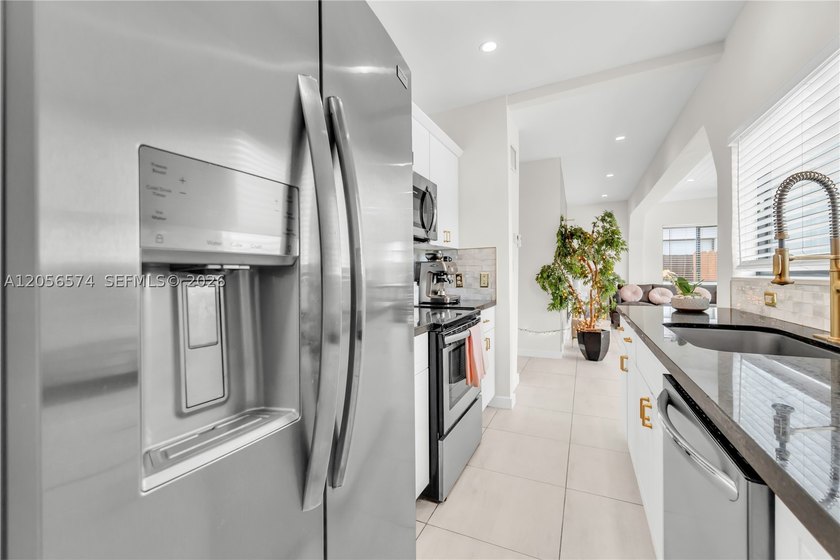 BEAUTIFULLY UPDATED AND TRULY MOVE-IN READY! THIS EXCEPTIONAL - photo 10