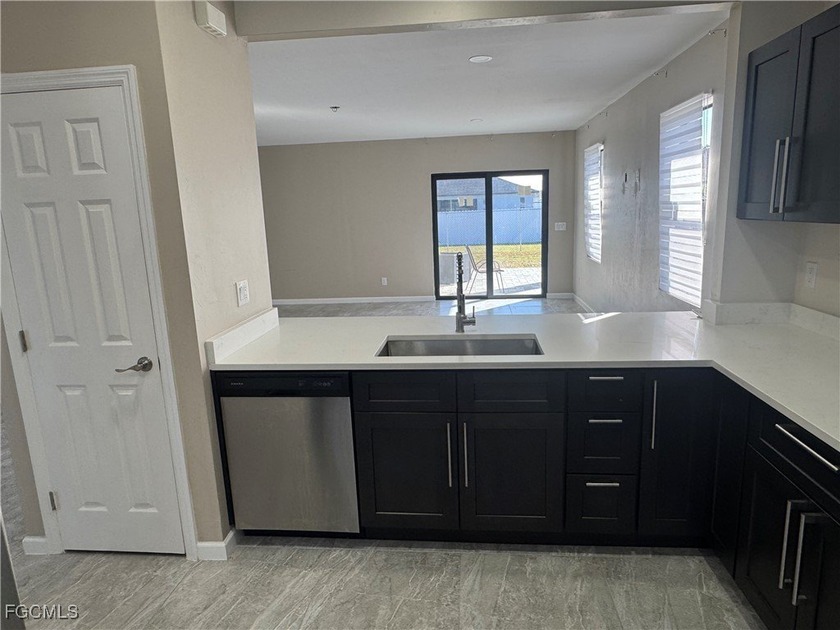 Welcome home to this lightly lived in 3 Bedroom, 2 Bathroom, 2 - photo 11
