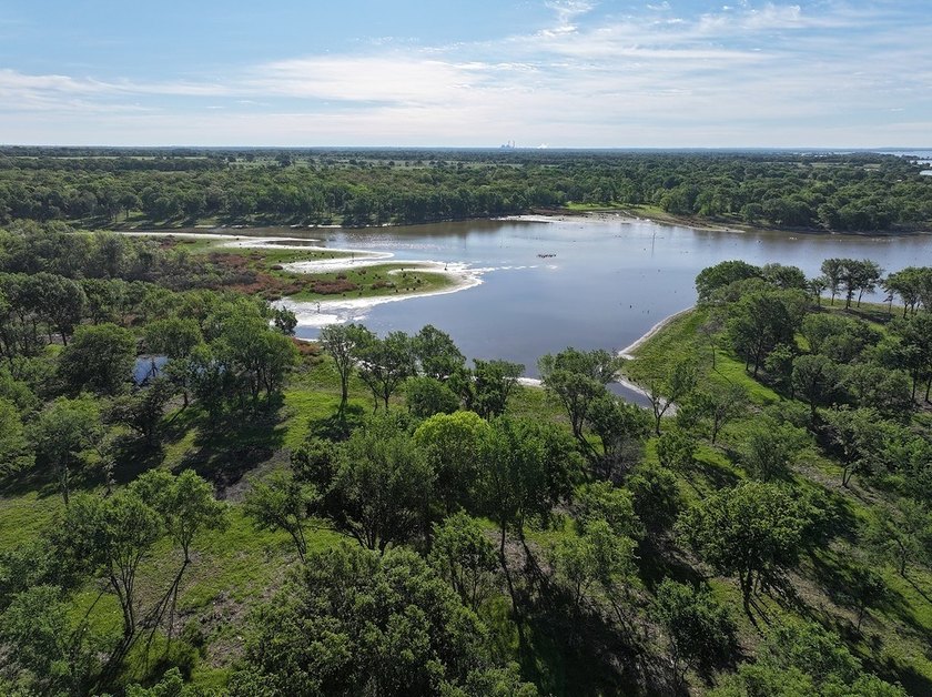 +/-325 acres with approximately 1 mile of frontage on Lake - photo 3