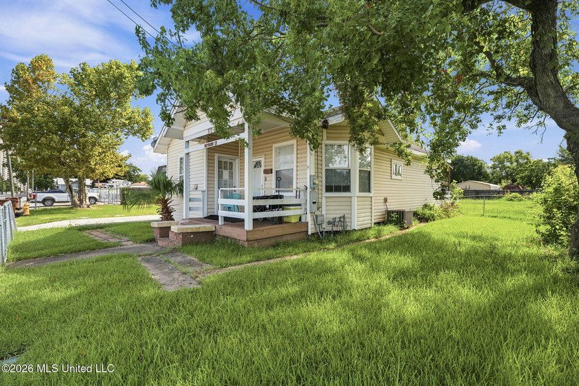 Discover the hidden potential in vibrant Biloxi! This charming - photo 6