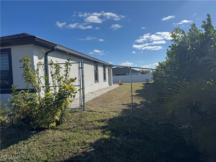 Welcome home to this lightly lived in 3 Bedroom, 2 Bathroom, 2 - photo 29