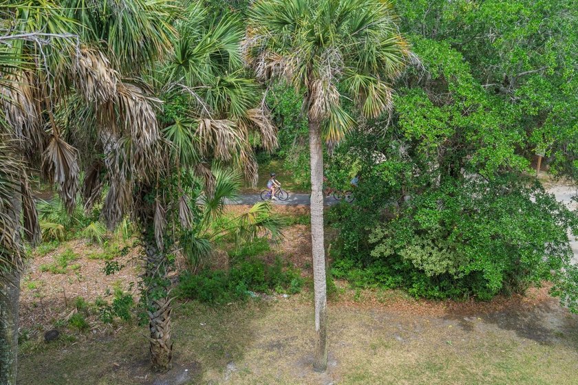Spacious 2-story Charleston Style home on a prime corner lot - photo 31