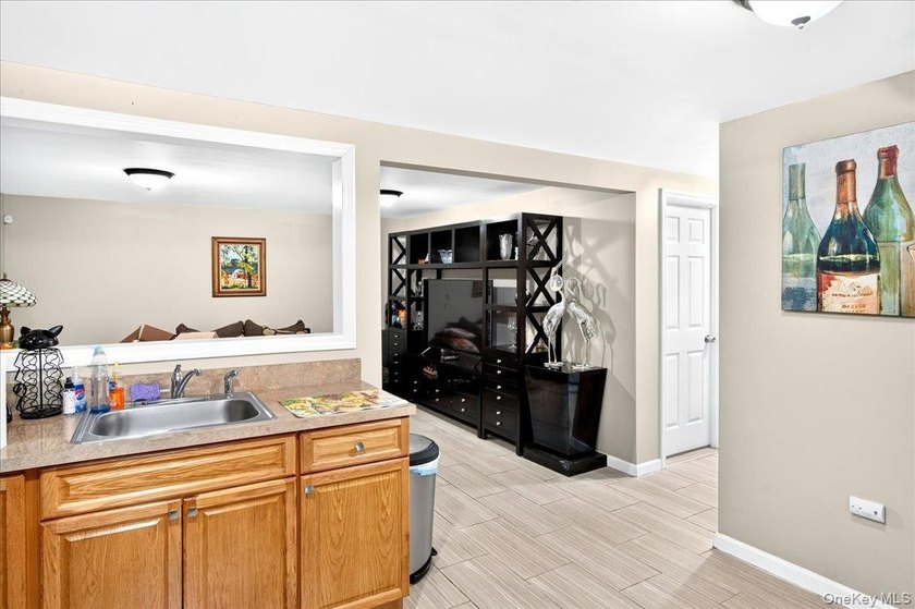 Welcome to this beautifully maintained 3-bedroom, 2-full-bath - photo 11