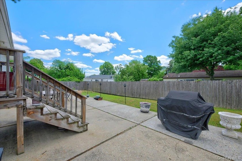 Welcome to this beautifully maintained 3-bedroom, 2-full-bath - photo 13