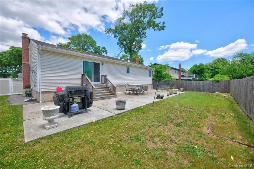 Welcome to this beautifully maintained 3-bedroom, 2-full-bath - photo 14