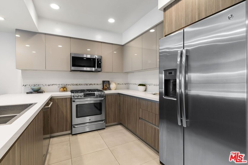 Stunning newer contemporary condo right across the street from - photo 6