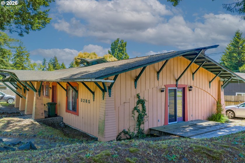 Rare opportunity to own a truly custom and charming duplex in a - photo 3