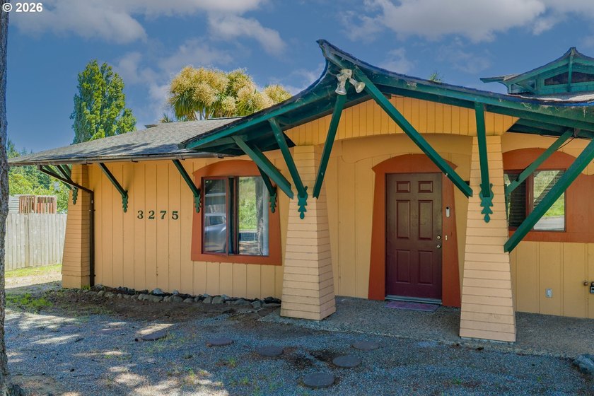 Rare opportunity to own a truly custom and charming duplex in a - photo 4