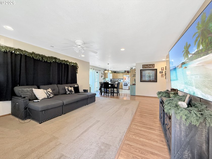Well-maintained single-level 3 bed, 2 bath home offering 1,524 - photo 2