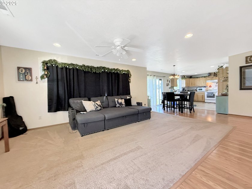 Well-maintained single-level 3 bed, 2 bath home offering 1,524 - photo 3