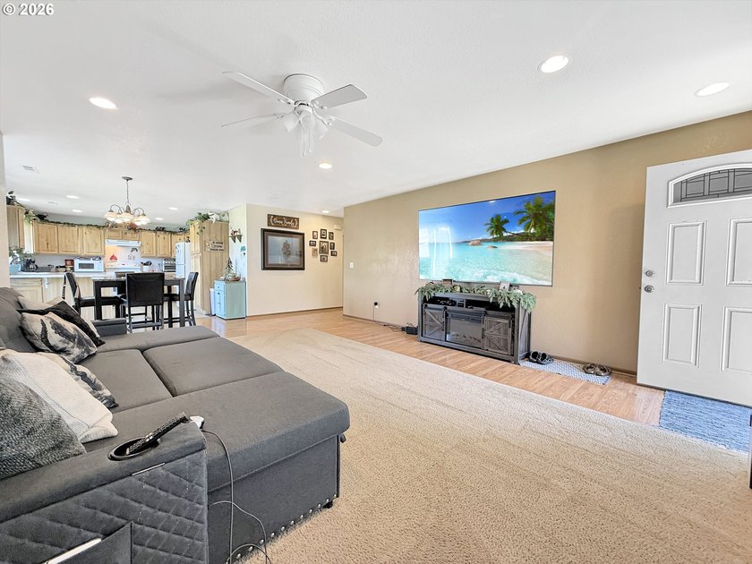 Well-maintained single-level 3 bed, 2 bath home offering 1,524 - photo 4