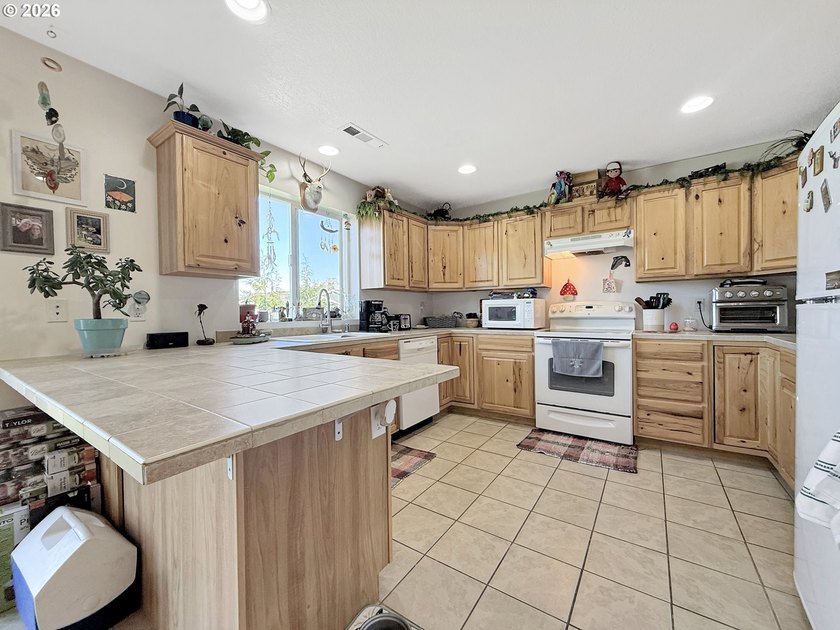 Well-maintained single-level 3 bed, 2 bath home offering 1,524 - photo 7