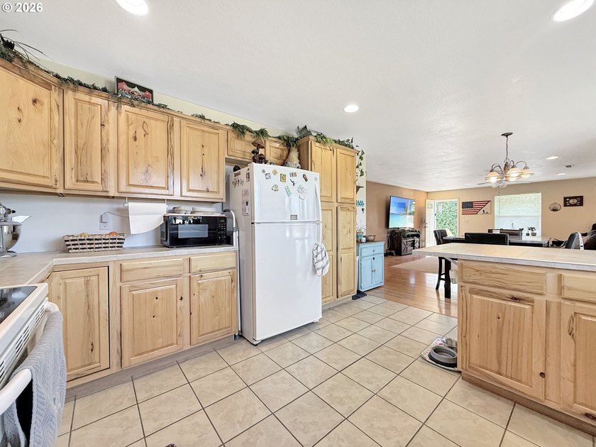 Well-maintained single-level 3 bed, 2 bath home offering 1,524 - photo 9