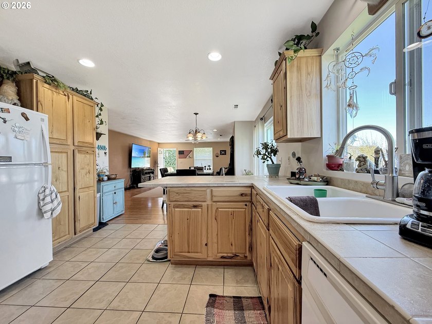 Well-maintained single-level 3 bed, 2 bath home offering 1,524 - photo 10