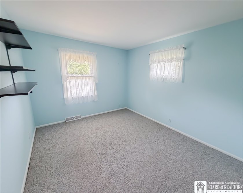 Such a meticulously maintained ranch home in a quaint little - photo 19