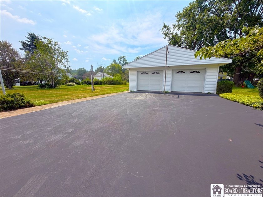 Such a meticulously maintained ranch home in a quaint little - photo 25