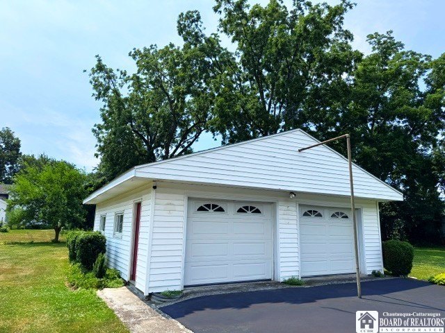 Such a meticulously maintained ranch home in a quaint little - photo 26