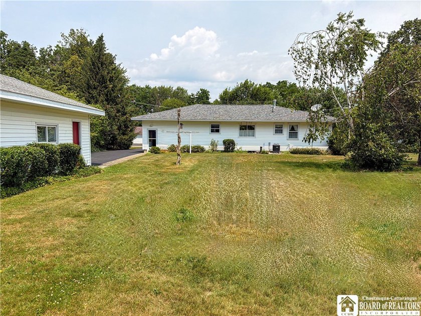 Such a meticulously maintained ranch home in a quaint little - photo 28