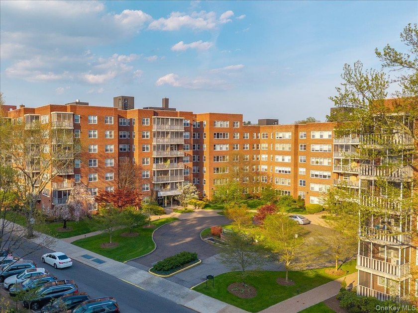 Welcome to 230 Garth Road, a bright and spacious three-bedroom - photo 33