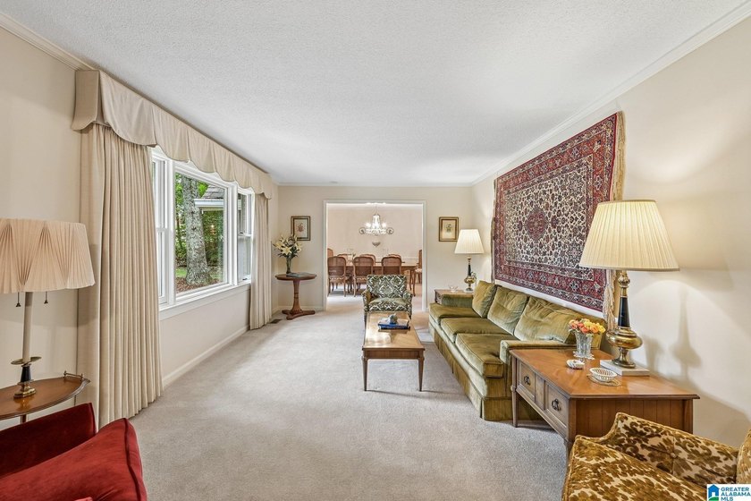 Welcome to this beautifully maintained full-brick 5-bedroom - photo 4