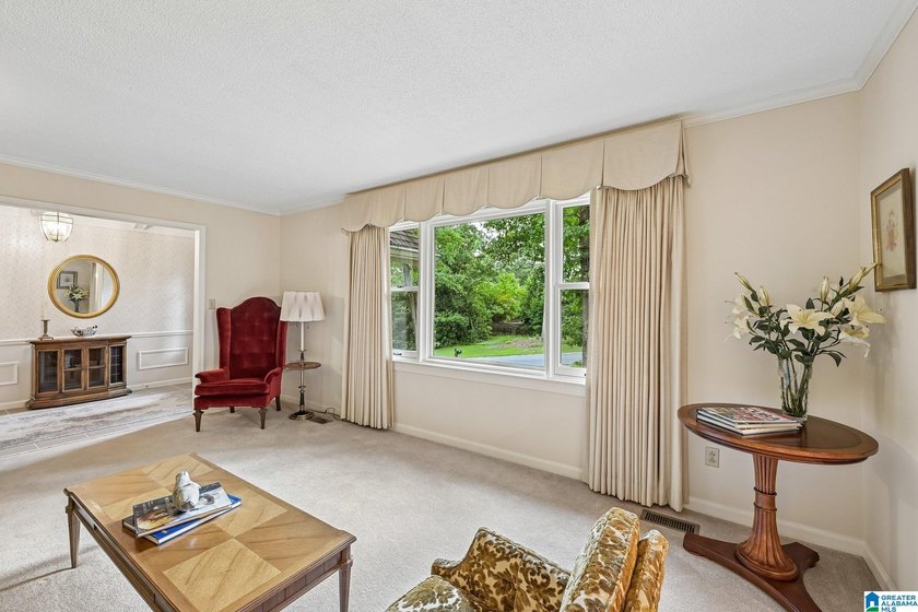 Welcome to this beautifully maintained full-brick 5-bedroom - photo 6