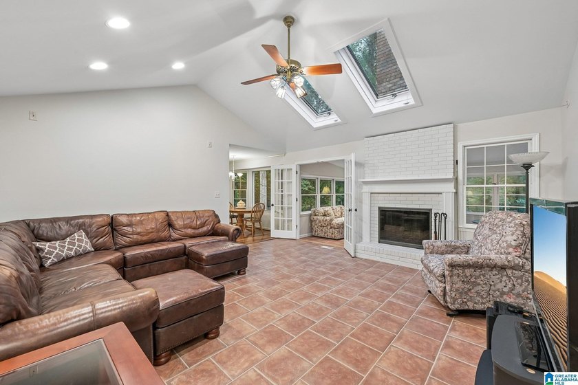 Welcome to this beautifully maintained full-brick 5-bedroom - photo 8
