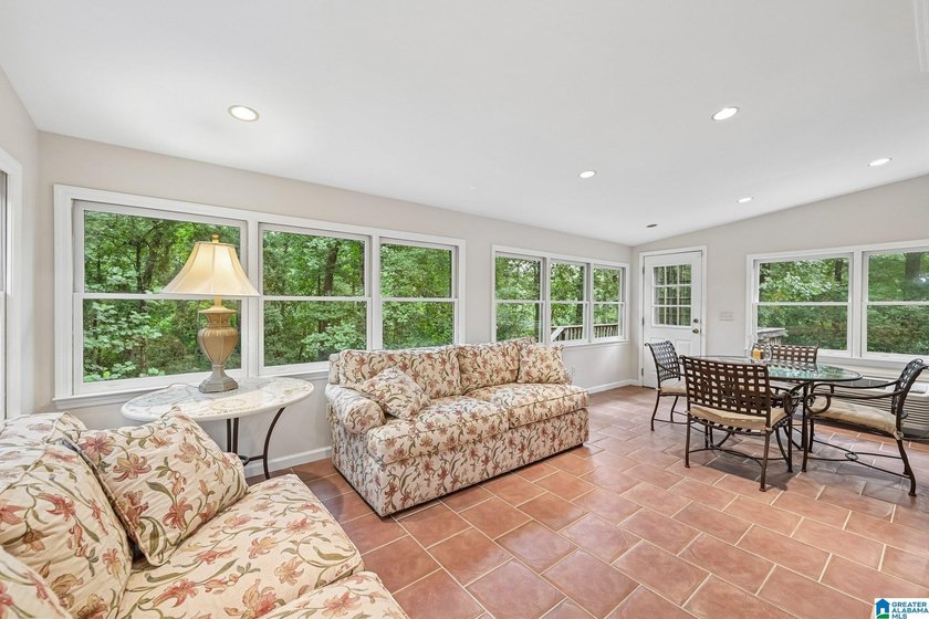 Welcome to this beautifully maintained full-brick 5-bedroom - photo 10