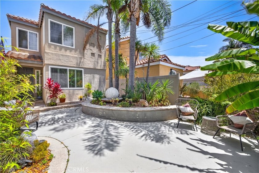 Nestled on a quiet cul-de-sac in highly desirable Alamitos - photo 2