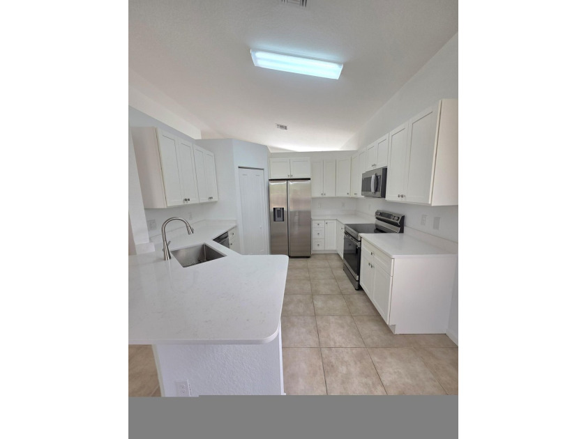 RENOVATED! New Kitchen cabinets, new quartz counter top, New - photo 3