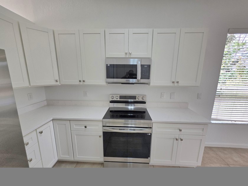 RENOVATED! New Kitchen cabinets, new quartz counter top, New - photo 4