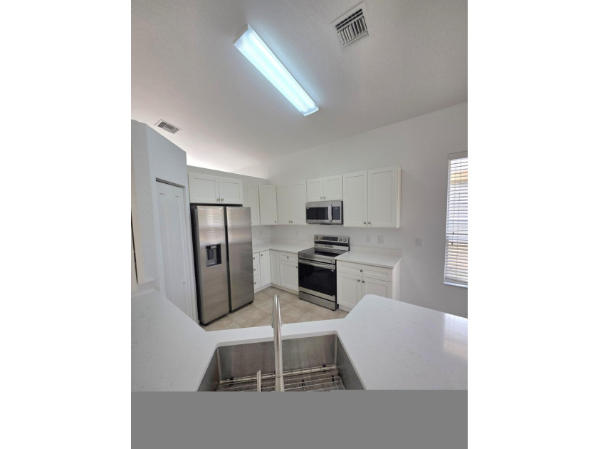 RENOVATED! New Kitchen cabinets, new quartz counter top, New - photo 6