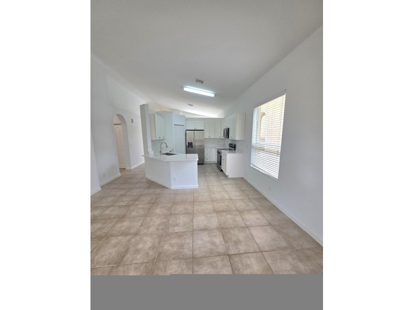 RENOVATED! New Kitchen cabinets, new quartz counter top, New - photo 7