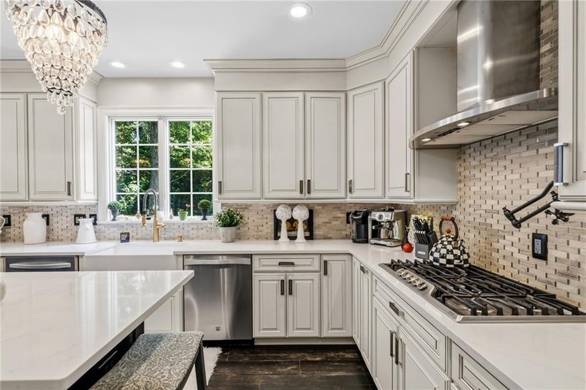 Welcome to Slocum Woods. This exceptional residence offers 4 - photo 17