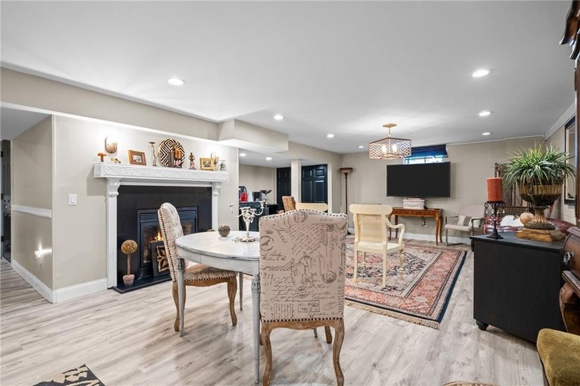 Welcome to Slocum Woods. This exceptional residence offers 4 - photo 38
