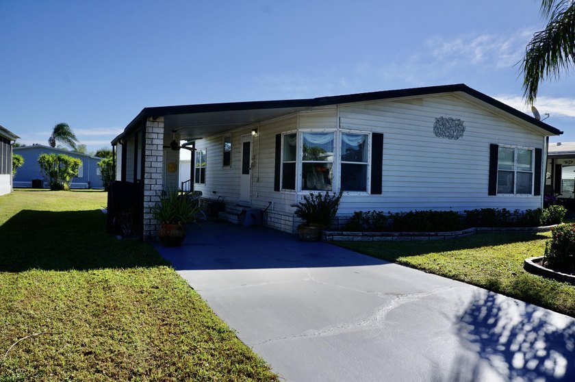 FREE GOLF! Located on a cul-de-sac this beautifully maintained - photo 2