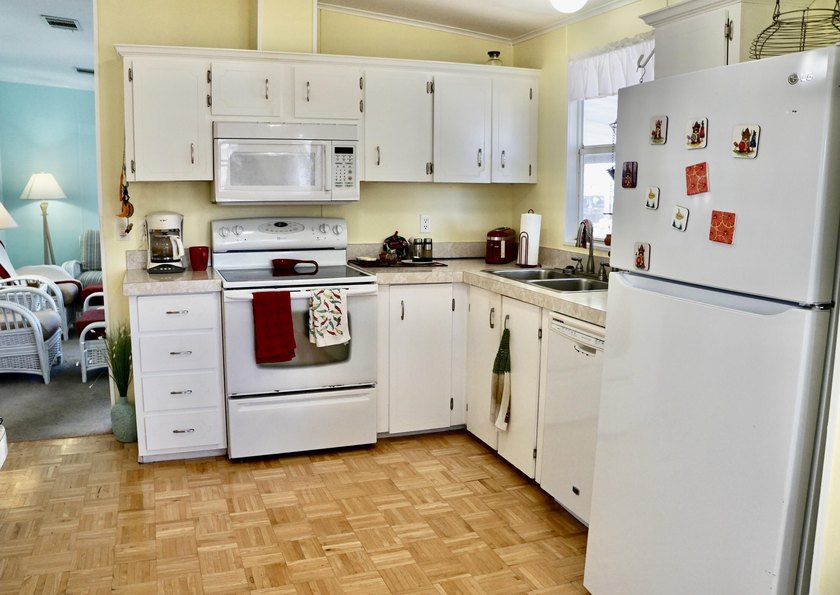 FREE GOLF! Located on a cul-de-sac this beautifully maintained - photo 8