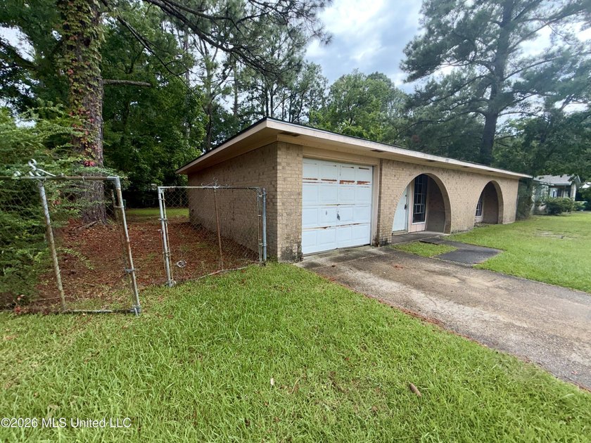 Bring your vision and make this classic brick ranch your own! - photo 2