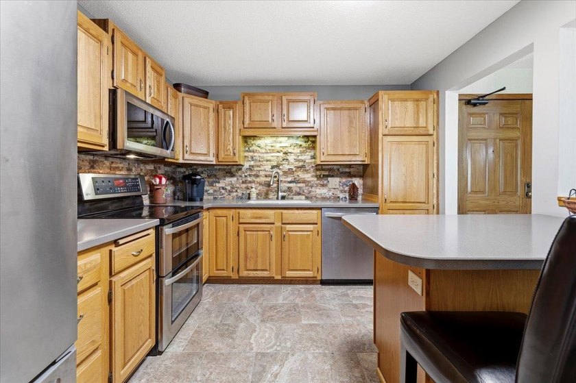 Welcome to easy, low-maintenance living in the highly - photo 3